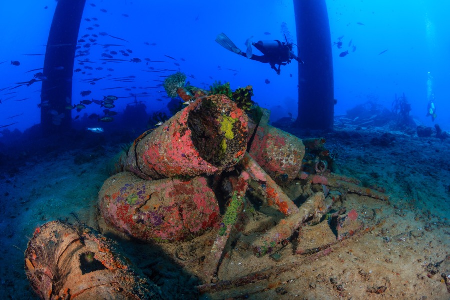 smart stacking of oil rigs scuba diver photo