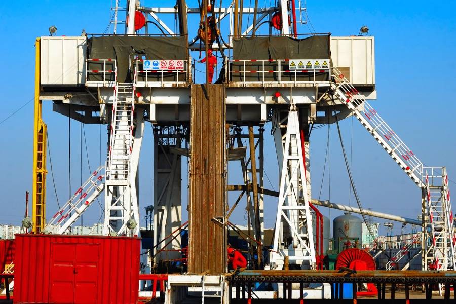 How Do Average Costs Compare Among Various Oil Drilling Rigs?