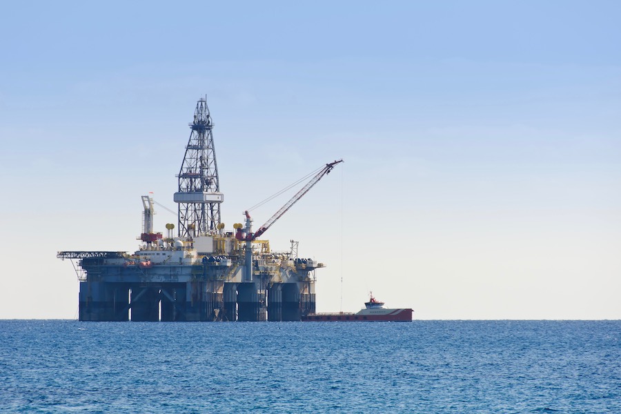 Offshore oil platforms: energy, equipment and technology
